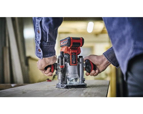 Akumulátorová horná fréza Einhell používaná na drevenej doske