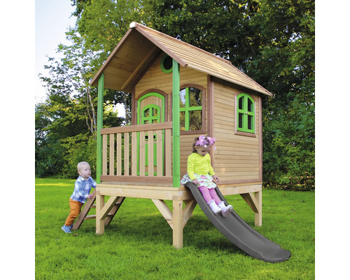 Drevený domček na hranie so šmýkačkou a dvoma deťmi v záhrade.