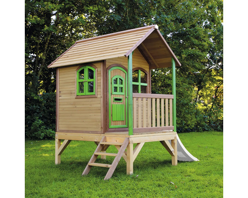 Drevený hrací domček so schodmi a šmýkačkou v záhrade