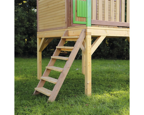 Drevený hrací domček so rebríkom v záhrade