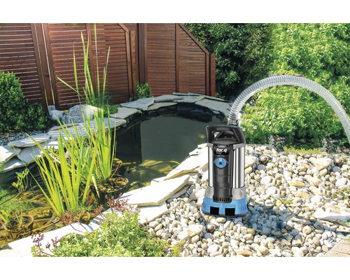 Jazierkové čerpadlo značky for_q s hadicou pri záhradnom jazierku