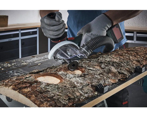 Nadstavbová fréza sa používa na vyfrézovanie kusu dreva na pracovnej doske.