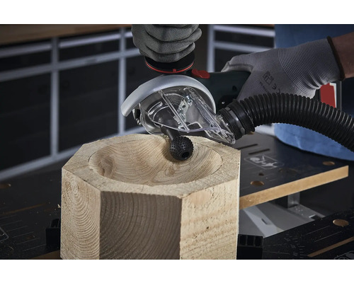 Osoba tvaruje misku z kusu dreva pomocou frézovacieho nástavca