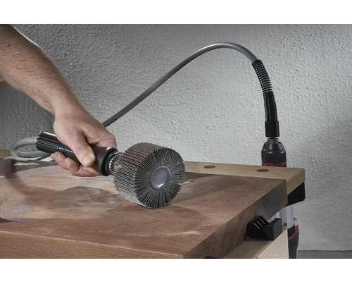 Flexibilný brúsny nástavec používaný na drevenom povrchu