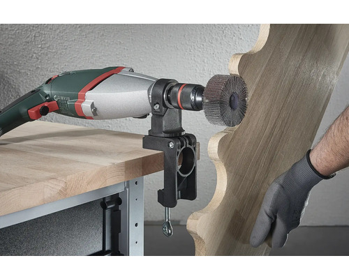 Elektrické náradie s brúsnou kefou a stolným držiakom pri opracovaní kusa dreva