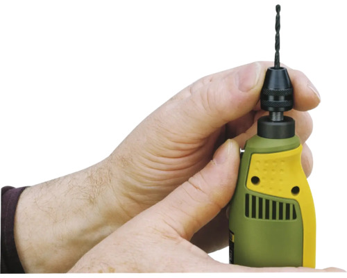 Osoba vymieňa vrták na vŕtačke.