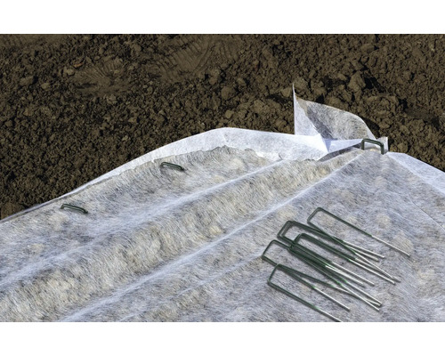 Záhradná textília s upevňovacími klincami na zemi