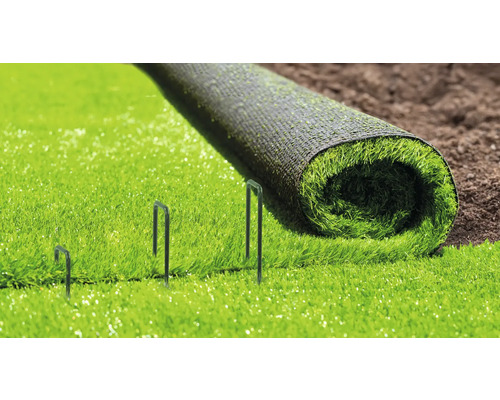 Rolka umelého trávnika s upevňovacími klincami do záhrady