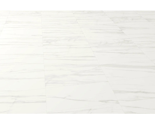 Biela vinylová podlaha s mramorovým vzhľadom.