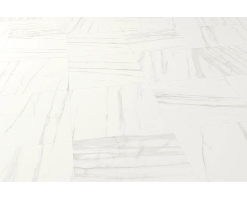 Pokládka podlahových dlaždíc s mramorovým vzhľadom.