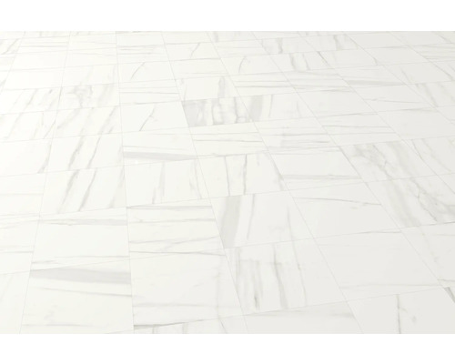 Podlaha s dlaždicami so vzhľadom mramoru.