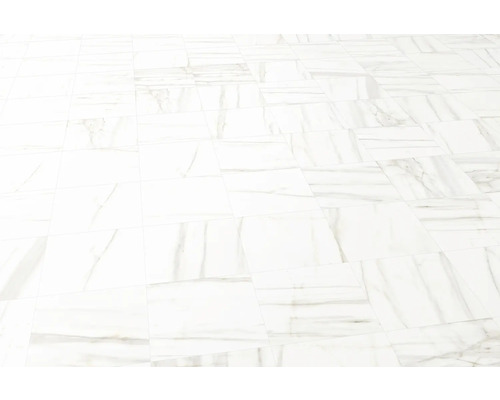 Položené podlahové dlaždice s mramorovým vzhľadom