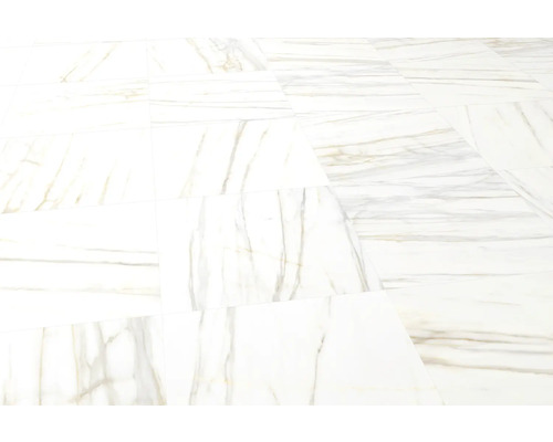 Položená podlaha z mramorových dlaždíc.