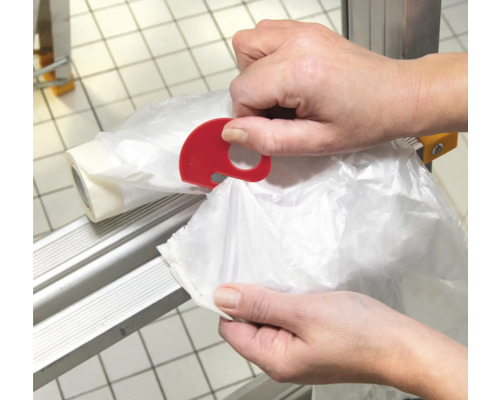 Osoba používa odtrhávač vreciek na odpadky.