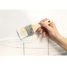 Ruka maľuje štetcom obkladačky