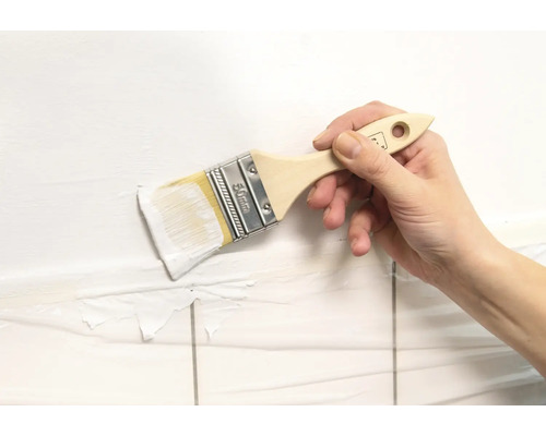 Ruka maľuje štetcom obkladačky