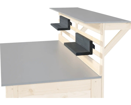 Detailný pohľad na drevený hrací domček s úložnými priestormi