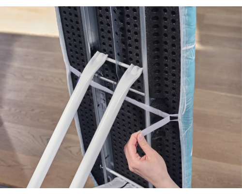 Detailný pohľad na žehliacu dosku s rámom a napínacím popruhom