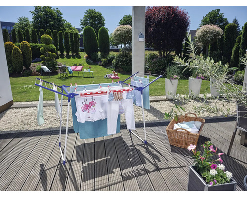 Sušiak na bielizeň s bielizňou v záhrade