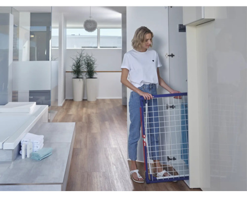 Žena skladá sušiak na bielizeň v kúpeľni