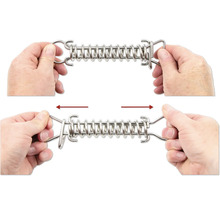 Ilustrácia kovovej ťažnej pružiny, ktorú roztahujú dve ruky