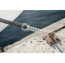 Lodné lano s pružinou pripevnené k mólu