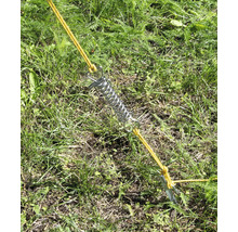 Stanová pružina s kolíkom a šnúrou v tráve