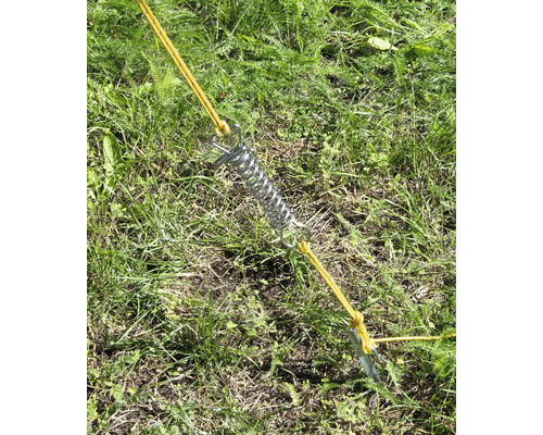 Stanová pružina s kolíkom a šnúrou v tráve