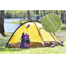 Žltý stan na lúke s batohom, trekingovými palicami a kempingovým varičom. Detailný záber pružiny stanu