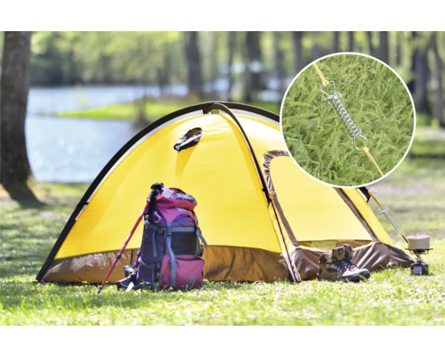 Žltý stan na lúke s batohom, trekingovými palicami a kempingovým varičom. Detailný záber pružiny stanu