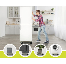 Muž tlačí chladničku na nábytkovom koliesku vo svetlej kuchyni. Príklady použitia s práčkou, rastlinami a stoličkami.