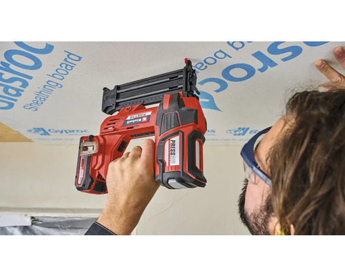 Akumulátorová klincovačka Einhell pri práci na sadrokartónovej doske