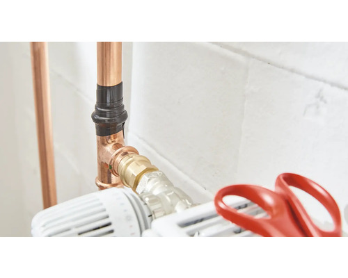 Medený potrubný systém s izoláciou potrubia a termostatickým ventilom radiátora.