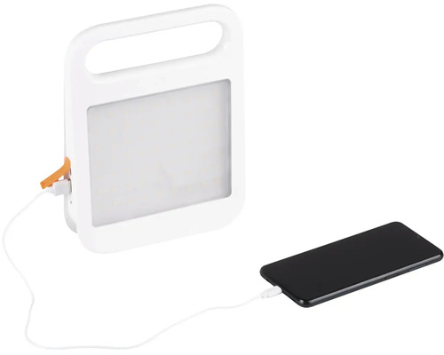 Biela LED lampa s USB káblom pripojeným k mobilnému telefónu.