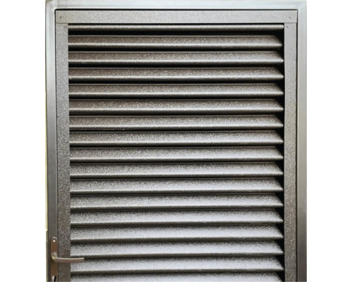 Detailný záber kovového plota s lamelovou štruktúrou