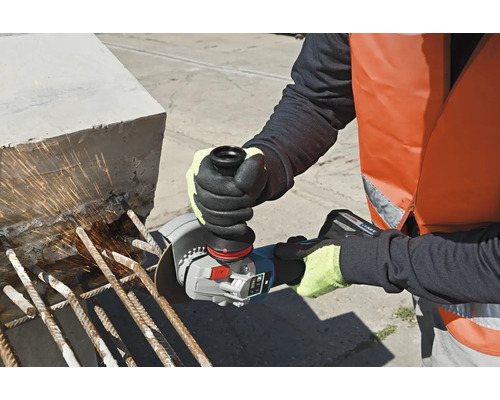 Osoba používa uhlovú brúsku na rezanie kovu, pričom lietajú iskry.