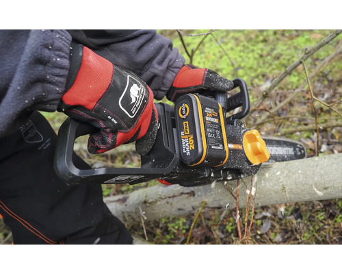 Akumulátorová píla reže konár