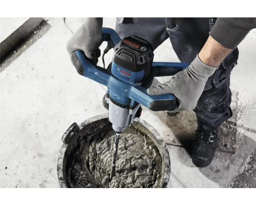 Maltézsky mixér mieša maltu vo vedre