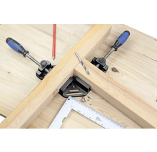 Pracovný stôl s drevom, skrutkovacie zveráky, uholník a vrták