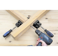 Obrábaný kus je upevnený pomocou rohového zveráka a opracovaný akumulátorovým skrutkovačom.