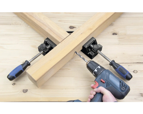 Obrábaný kus je upevnený pomocou rohového zveráka a opracovaný akumulátorovým skrutkovačom.