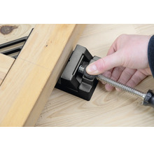 Rohová svorka v akcii s drevenými obrobkami