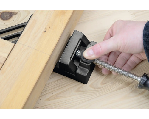 Rohová svorka v akcii s drevenými obrobkami