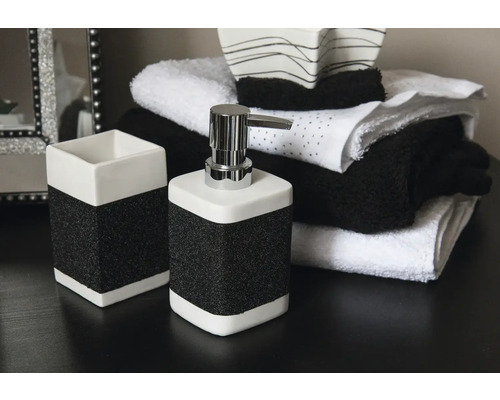 Kúpeľňové doplnky so zásobníkom na mydlo, pohárom na zubné kefky a uterákmi