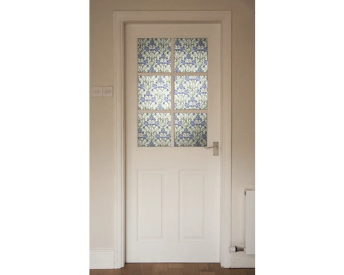 Biele dvere s kvetinovou sklenenou dekoráciou.