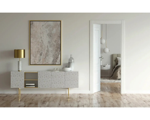 Svetlá izba s príborníkom, lampou, obrazom a dverami do spálne