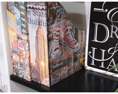 Dekoratívny stojan na časopisy s motívom New Yorku na polici.