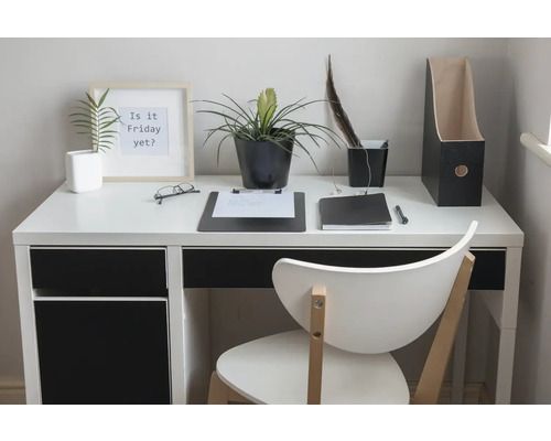 Svetlé pracovisko so stolom, stoličkou, rastlinami a kancelárskymi potrebami.