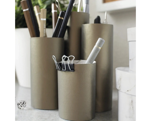 Niekoľko držiakov na perá rôznych veľkostí s perami a sponkami na papier