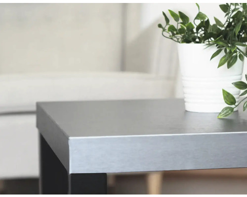 Detailný záber štvorcového konferenčného stolíka s rastlinou v kvetináči.